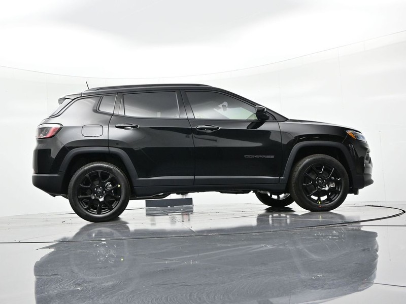 Jeep Compass Vehicle Full-screen Gallery Image 24