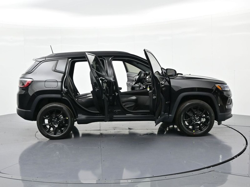 Jeep Compass Vehicle Full-screen Gallery Image 25