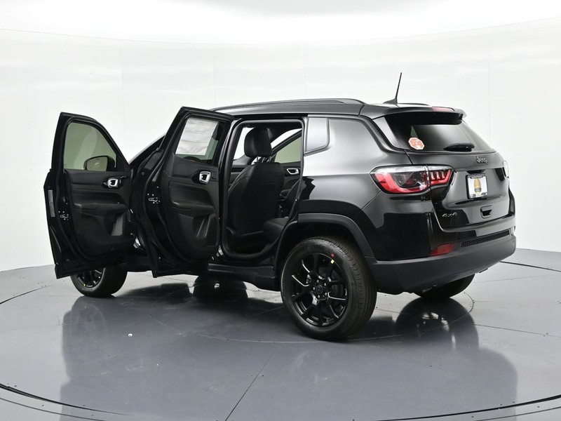 Jeep Compass Vehicle Full-screen Gallery Image 26