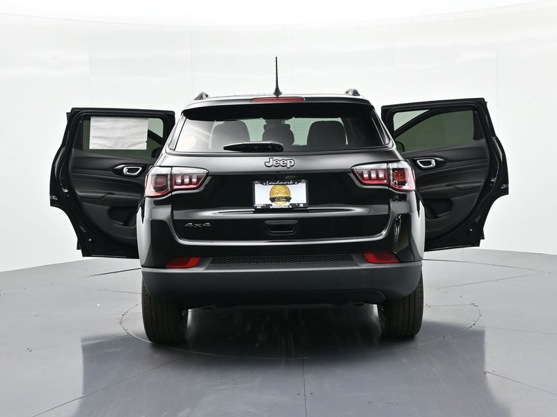 Jeep Compass Vehicle Full-screen Gallery Image 28