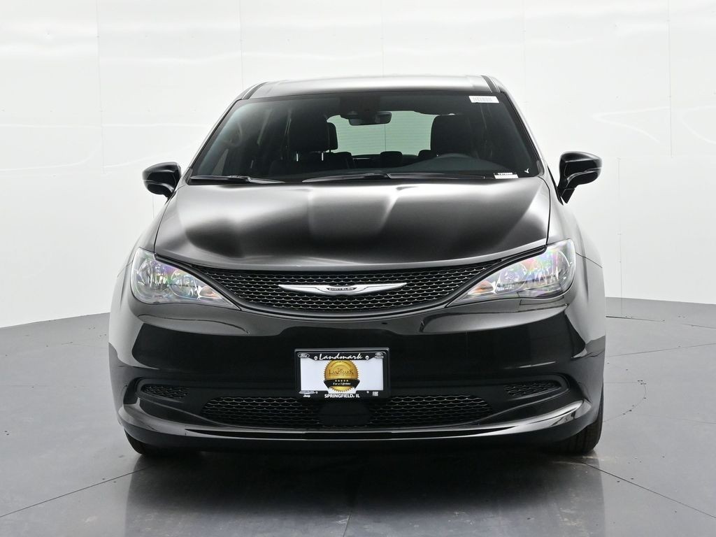 Chrysler Voyager Vehicle Full-screen Gallery Image 3