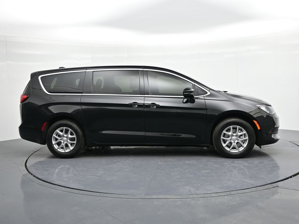 Chrysler Voyager Vehicle Full-screen Gallery Image 5