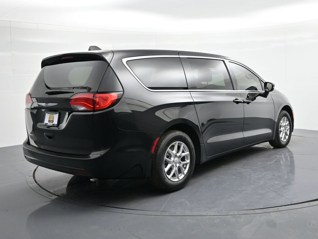 Chrysler Voyager Vehicle Full-screen Gallery Image 6