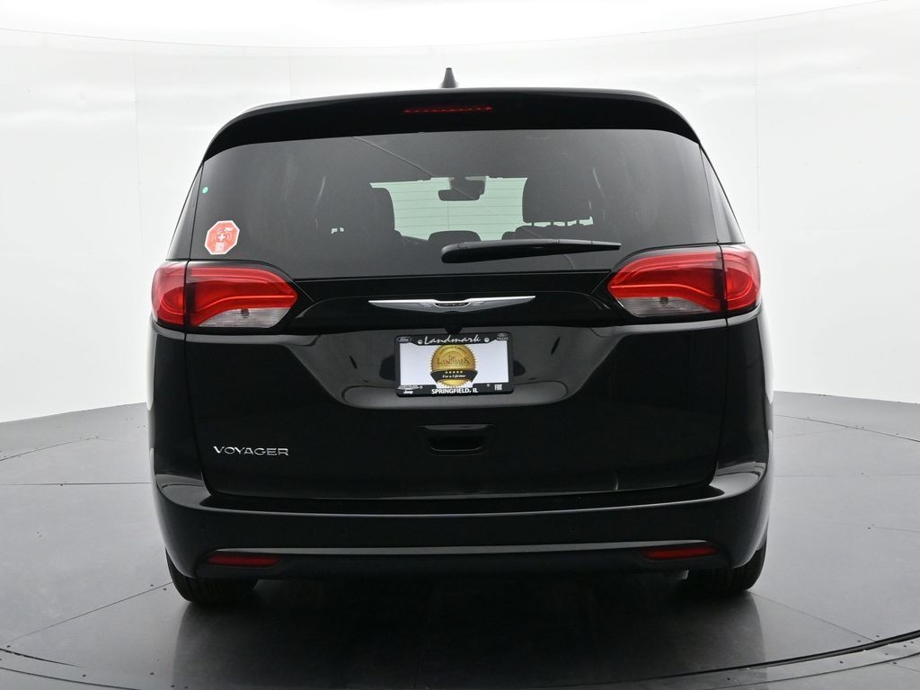 Chrysler Voyager Vehicle Full-screen Gallery Image 7