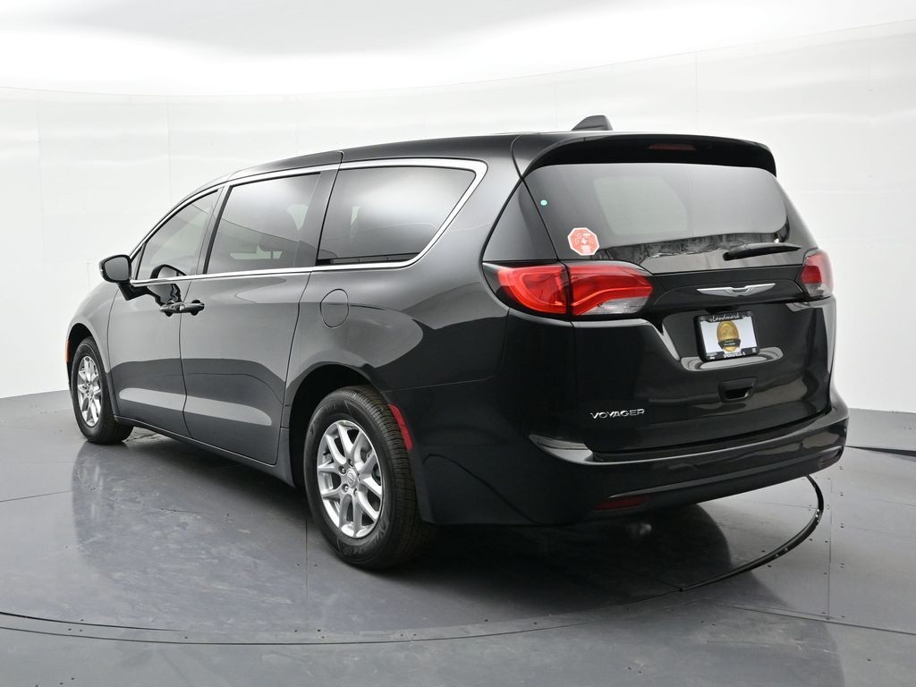 Chrysler Voyager Vehicle Full-screen Gallery Image 8