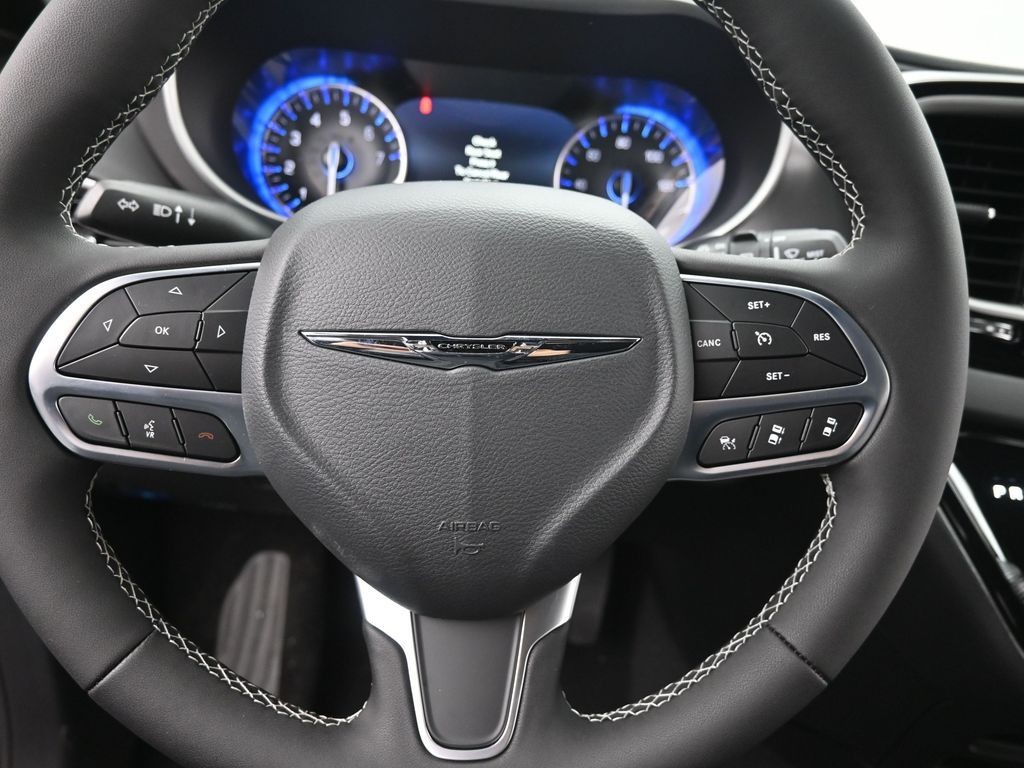 Chrysler Voyager Vehicle Full-screen Gallery Image 12