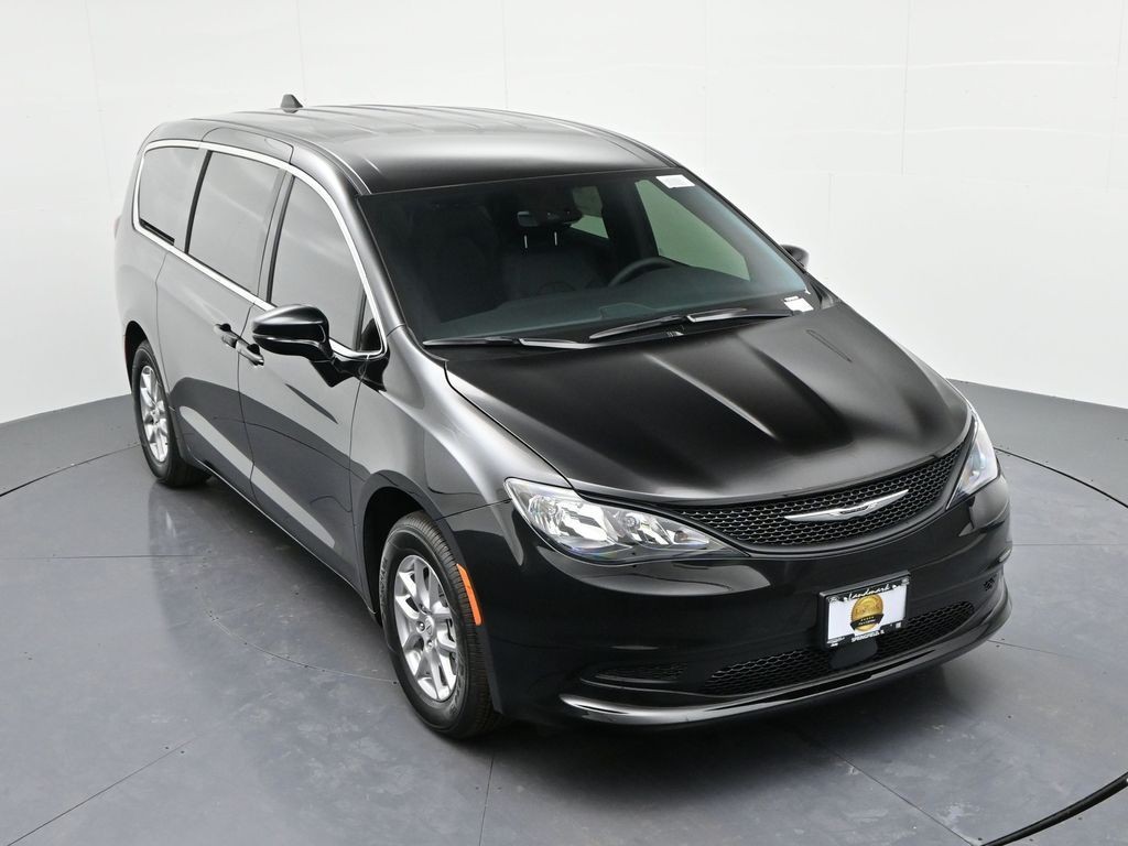 Chrysler Voyager Vehicle Full-screen Gallery Image 15