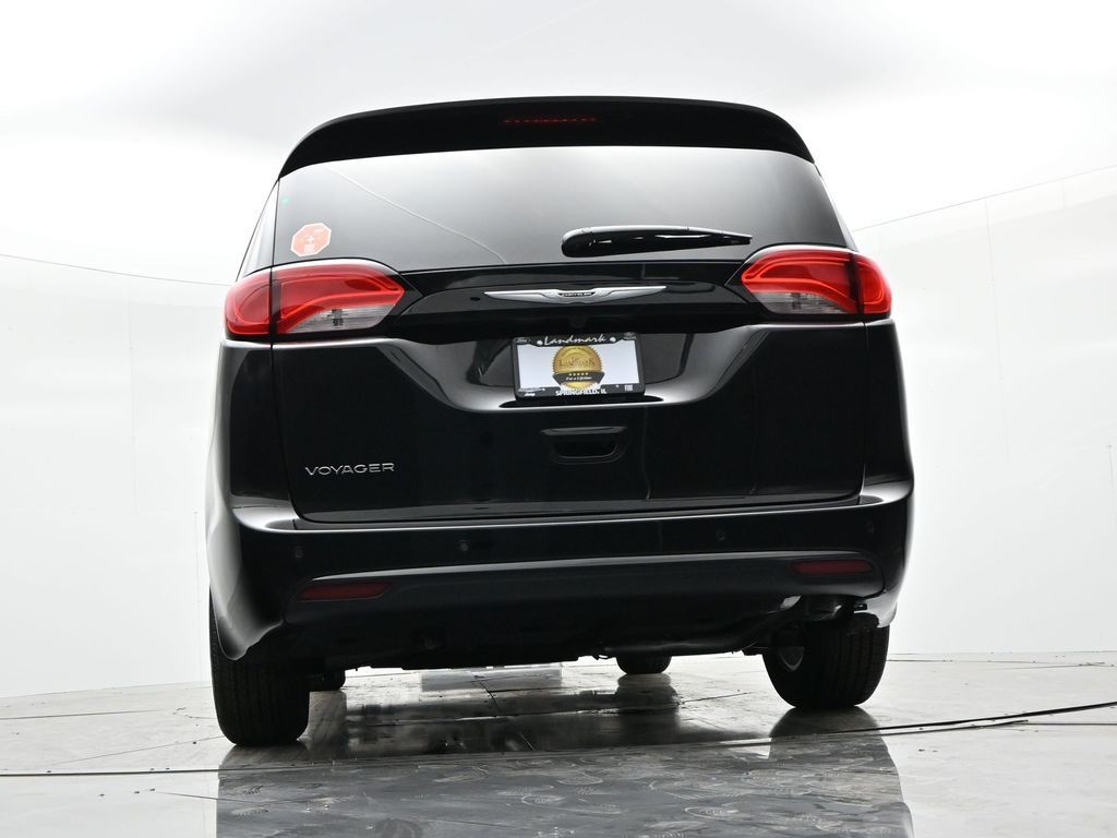 Chrysler Voyager Vehicle Full-screen Gallery Image 20