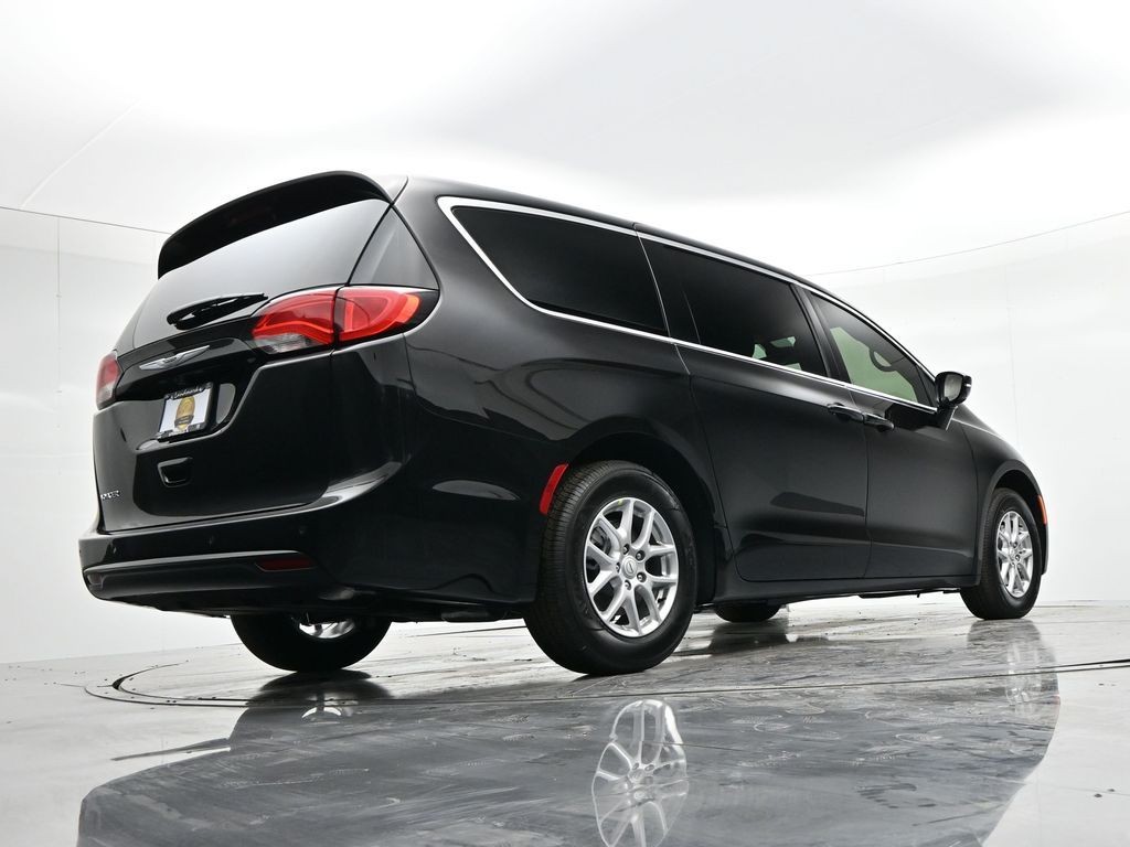 Chrysler Voyager Vehicle Full-screen Gallery Image 21