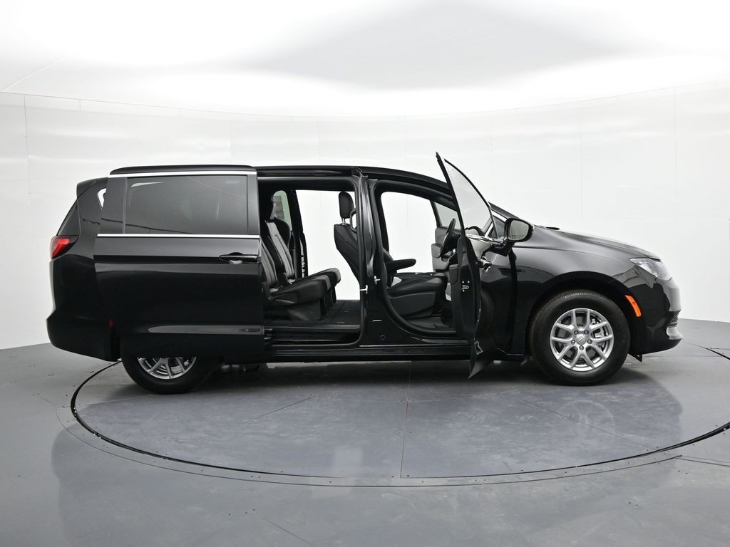 Chrysler Voyager Vehicle Full-screen Gallery Image 23