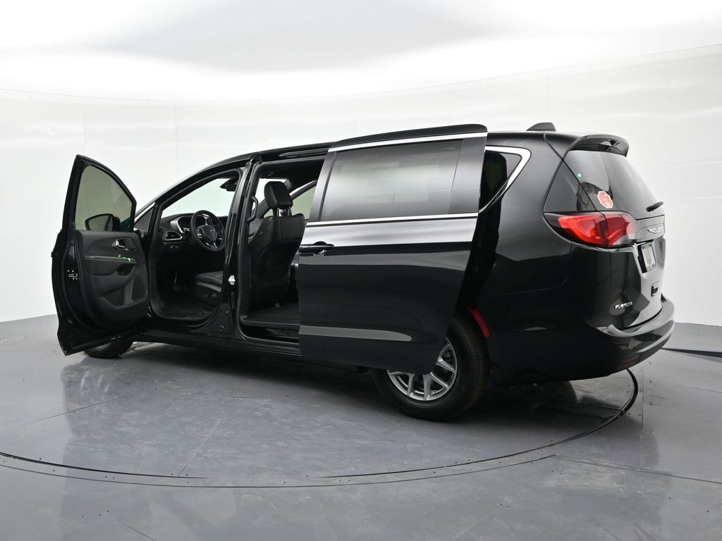 Chrysler Voyager Vehicle Full-screen Gallery Image 24