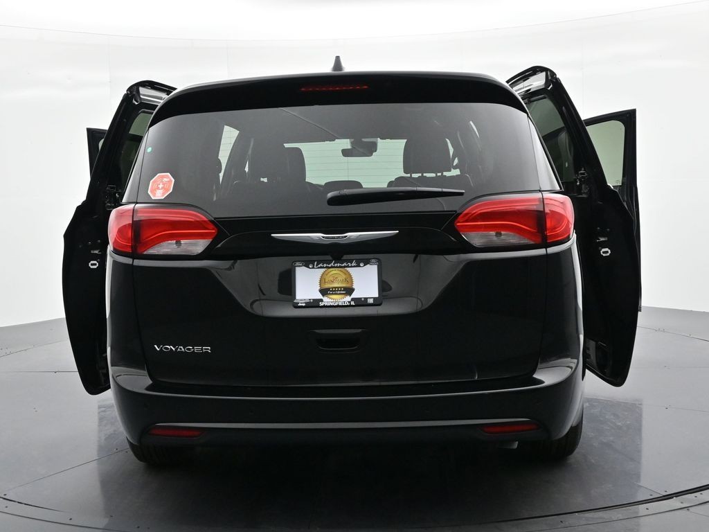 Chrysler Voyager Vehicle Full-screen Gallery Image 26