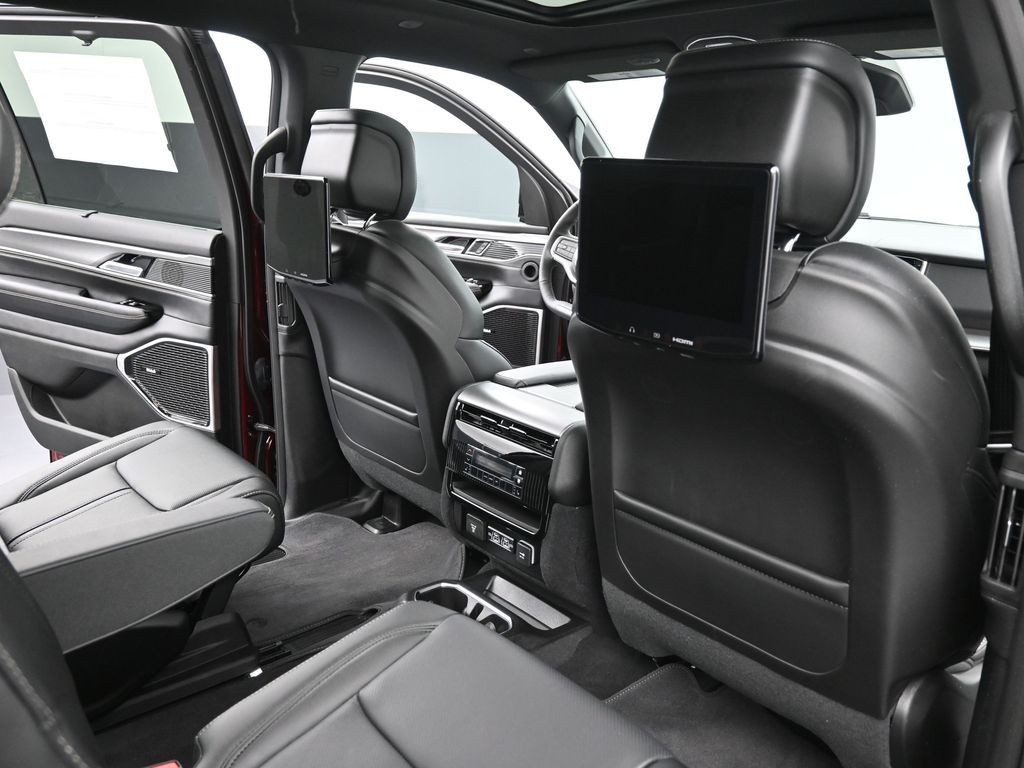 Jeep Grand Wagoneer Vehicle Full-screen Gallery Image 10