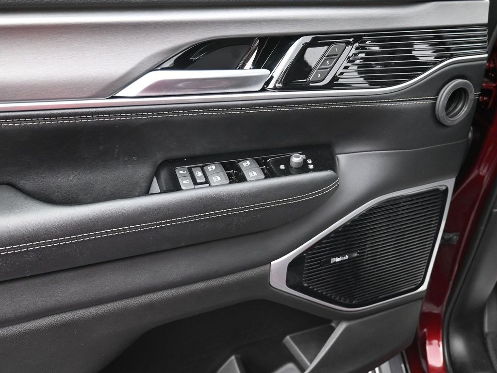 Jeep Grand Wagoneer Vehicle Full-screen Gallery Image 11