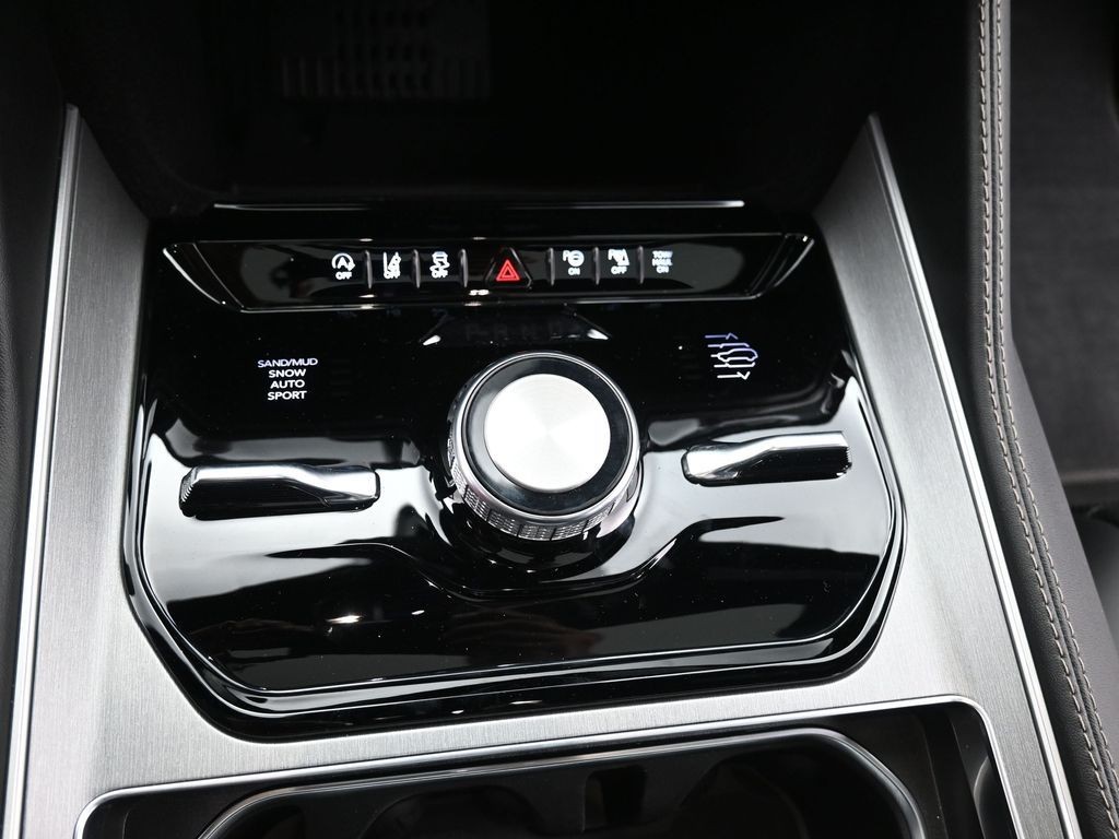 Jeep Grand Wagoneer Vehicle Full-screen Gallery Image 15