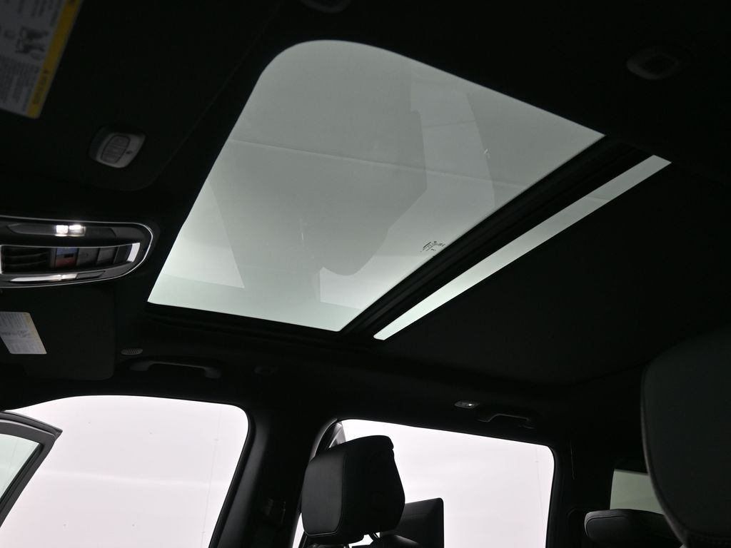 Jeep Grand Wagoneer Vehicle Full-screen Gallery Image 16