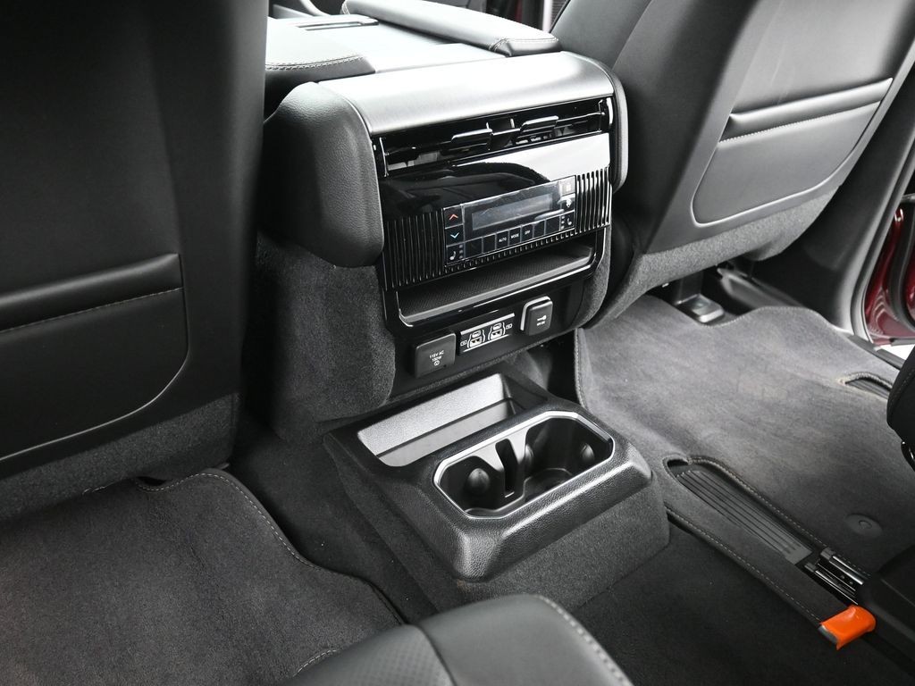 Jeep Grand Wagoneer Vehicle Full-screen Gallery Image 18