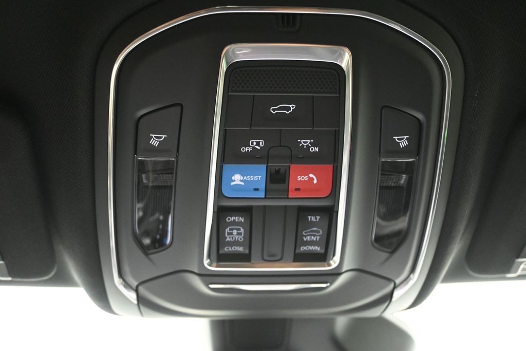 Jeep Grand Cherokee Vehicle Full-screen Gallery Image 15