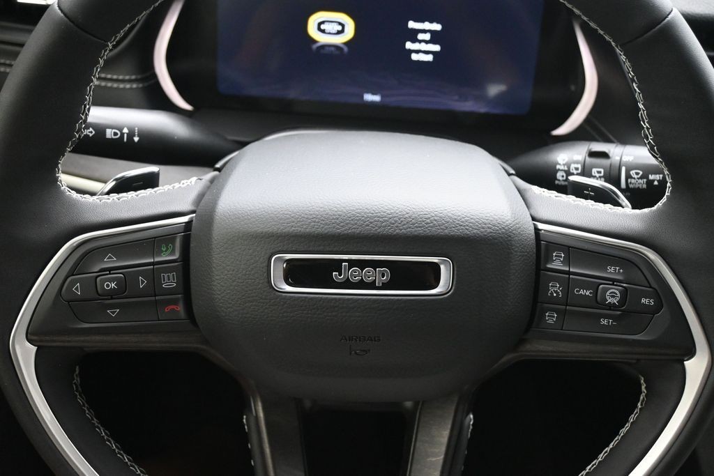 Jeep Grand Cherokee Vehicle Full-screen Gallery Image 17