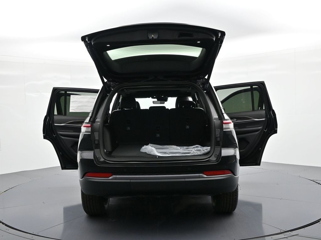 Jeep Grand Cherokee Vehicle Full-screen Gallery Image 35