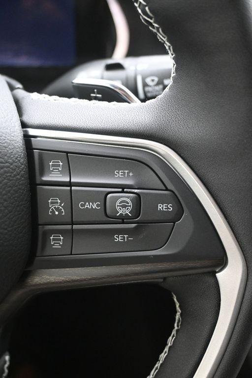 Jeep Grand Cherokee Vehicle Full-screen Gallery Image 18