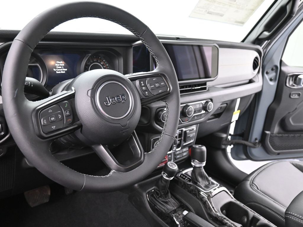 Jeep Wrangler Vehicle Full-screen Gallery Image 18