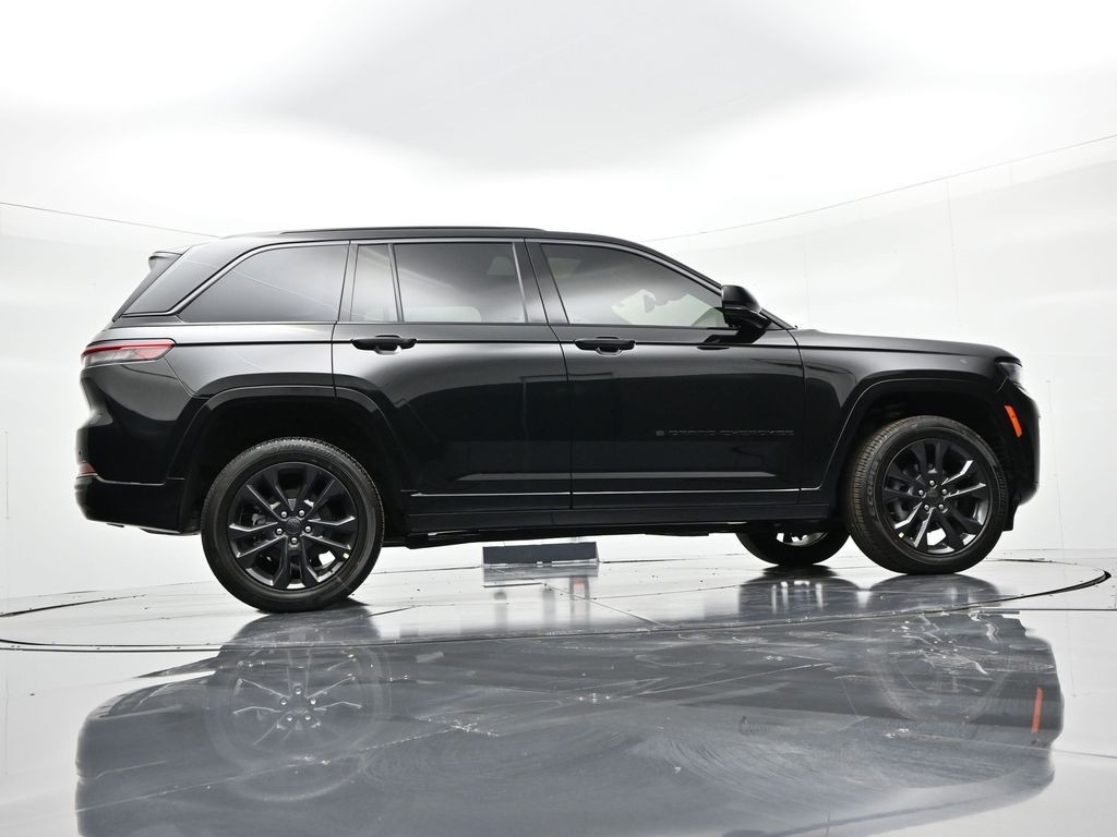 Jeep Grand Cherokee Vehicle Full-screen Gallery Image 24