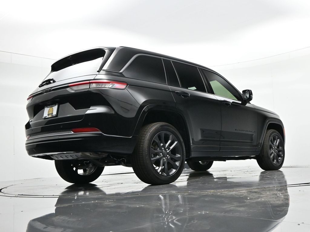 Jeep Grand Cherokee Vehicle Full-screen Gallery Image 32