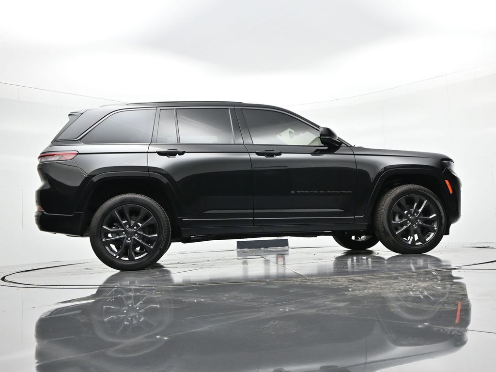 Jeep Grand Cherokee Vehicle Full-screen Gallery Image 33