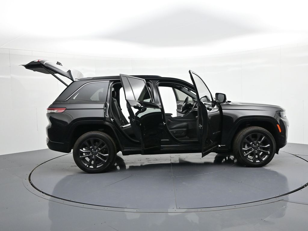 Jeep Grand Cherokee Vehicle Full-screen Gallery Image 34