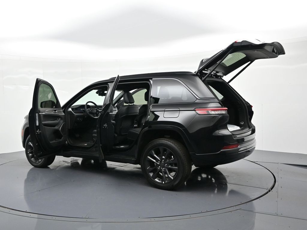 Jeep Grand Cherokee Vehicle Full-screen Gallery Image 35