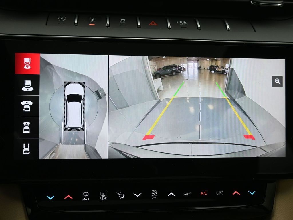 Jeep Grand Cherokee Vehicle Full-screen Gallery Image 12