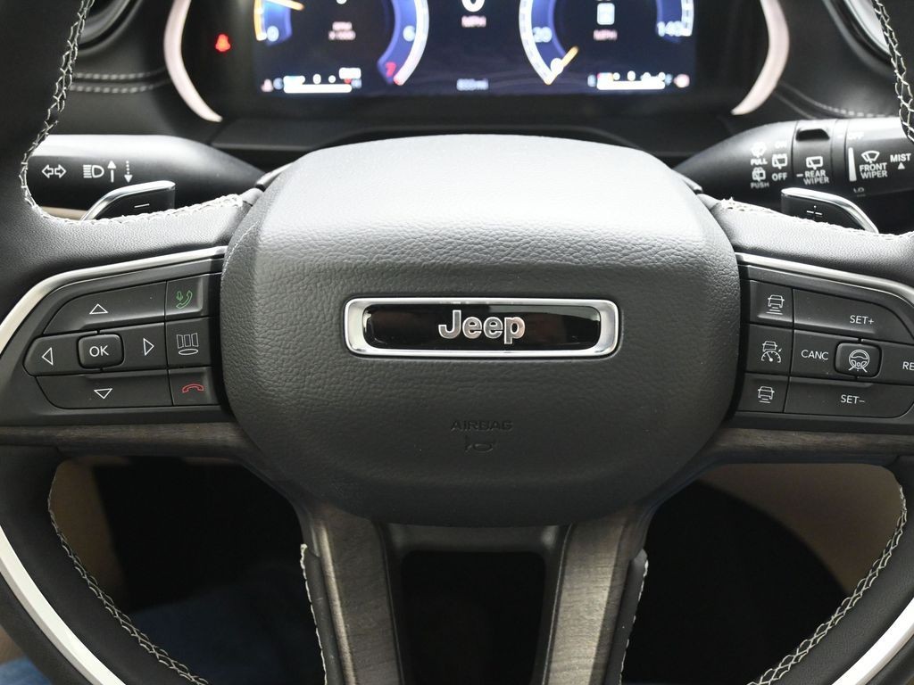 Jeep Grand Cherokee Vehicle Full-screen Gallery Image 22