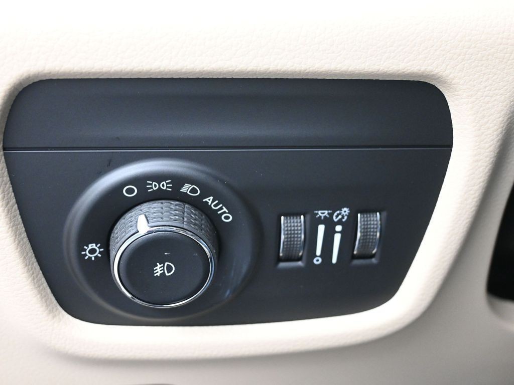 Jeep Grand Cherokee Vehicle Full-screen Gallery Image 26