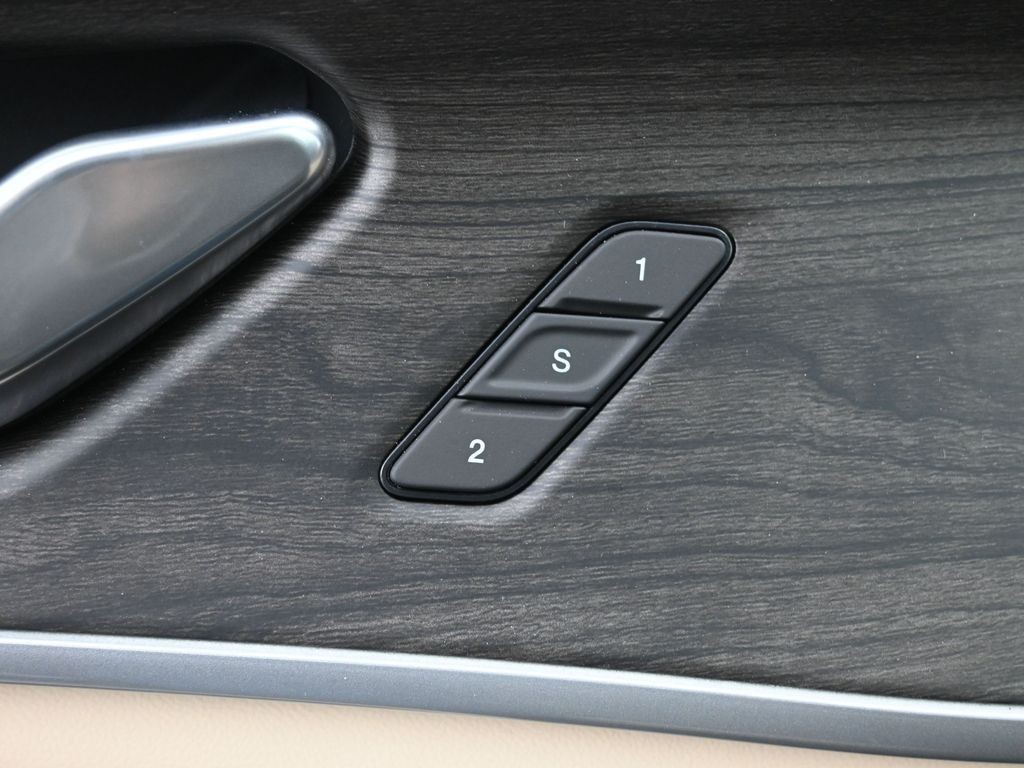 Jeep Grand Cherokee Vehicle Full-screen Gallery Image 28