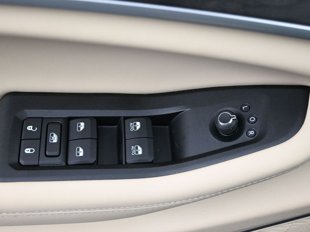 Jeep Grand Cherokee Vehicle Full-screen Gallery Image 29