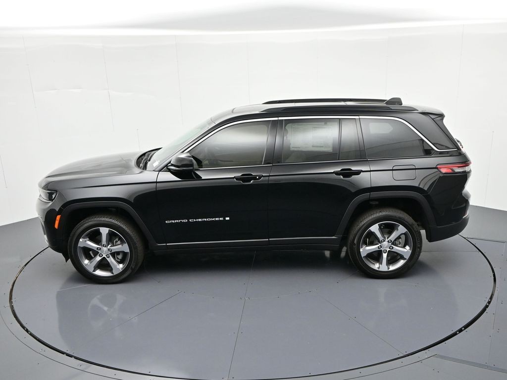Jeep Grand Cherokee Vehicle Full-screen Gallery Image 34