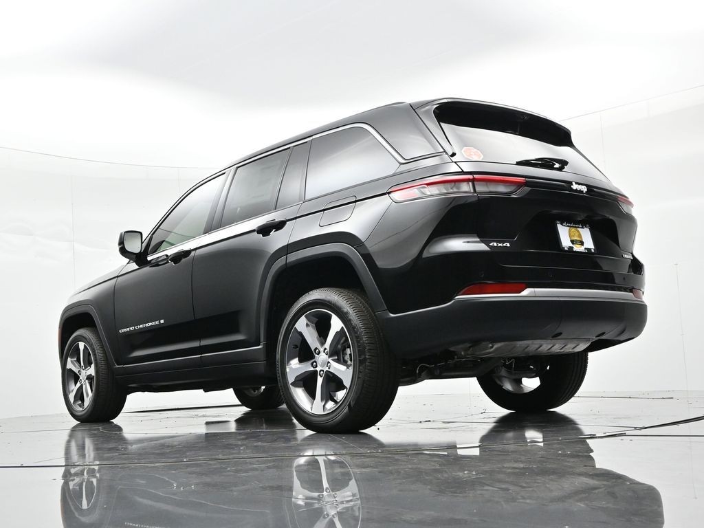Jeep Grand Cherokee Vehicle Full-screen Gallery Image 35