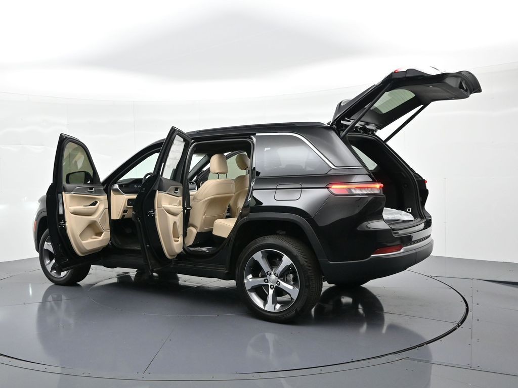 Jeep Grand Cherokee Vehicle Full-screen Gallery Image 40