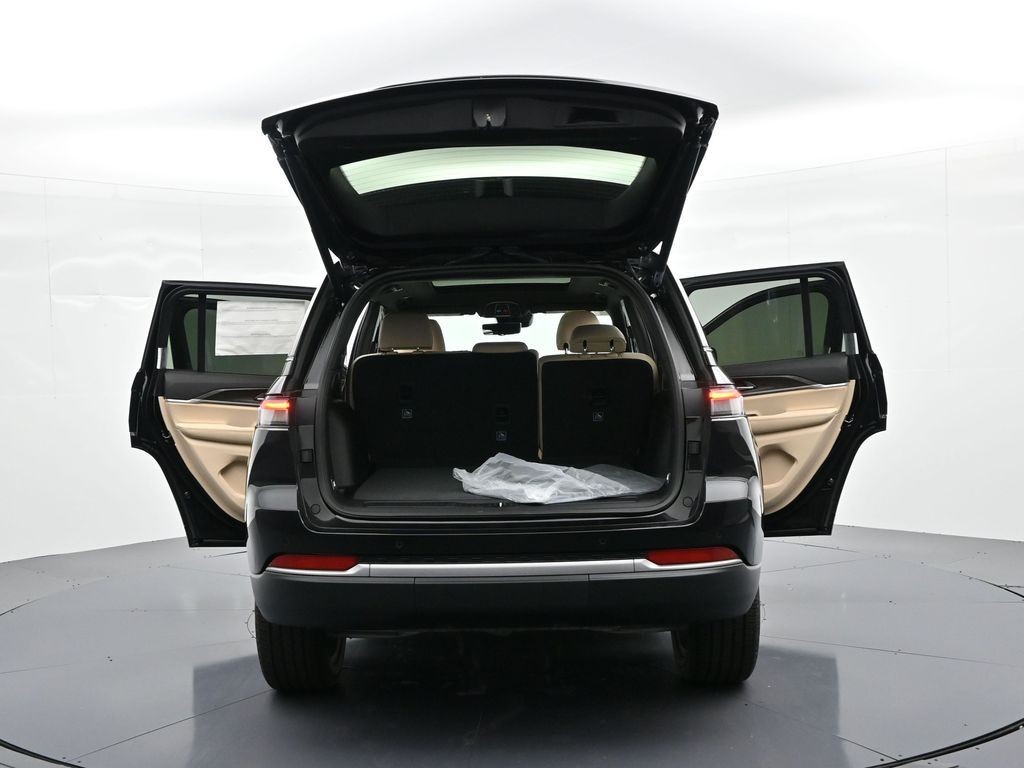 Jeep Grand Cherokee Vehicle Full-screen Gallery Image 42