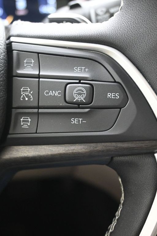 Jeep Grand Cherokee Vehicle Full-screen Gallery Image 23