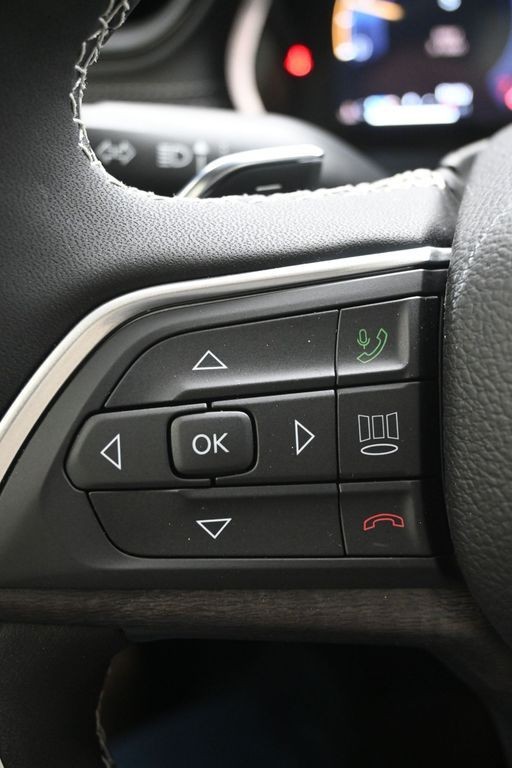 Jeep Grand Cherokee Vehicle Full-screen Gallery Image 24