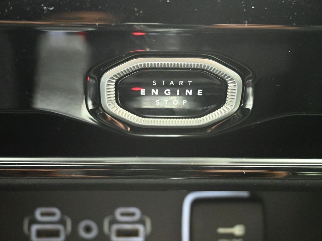 Jeep Grand Cherokee Vehicle Full-screen Gallery Image 14