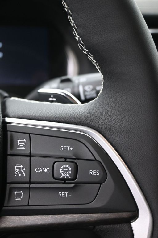 Jeep Grand Cherokee Vehicle Full-screen Gallery Image 21