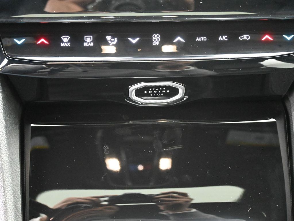 Jeep Grand Cherokee Vehicle Full-screen Gallery Image 12