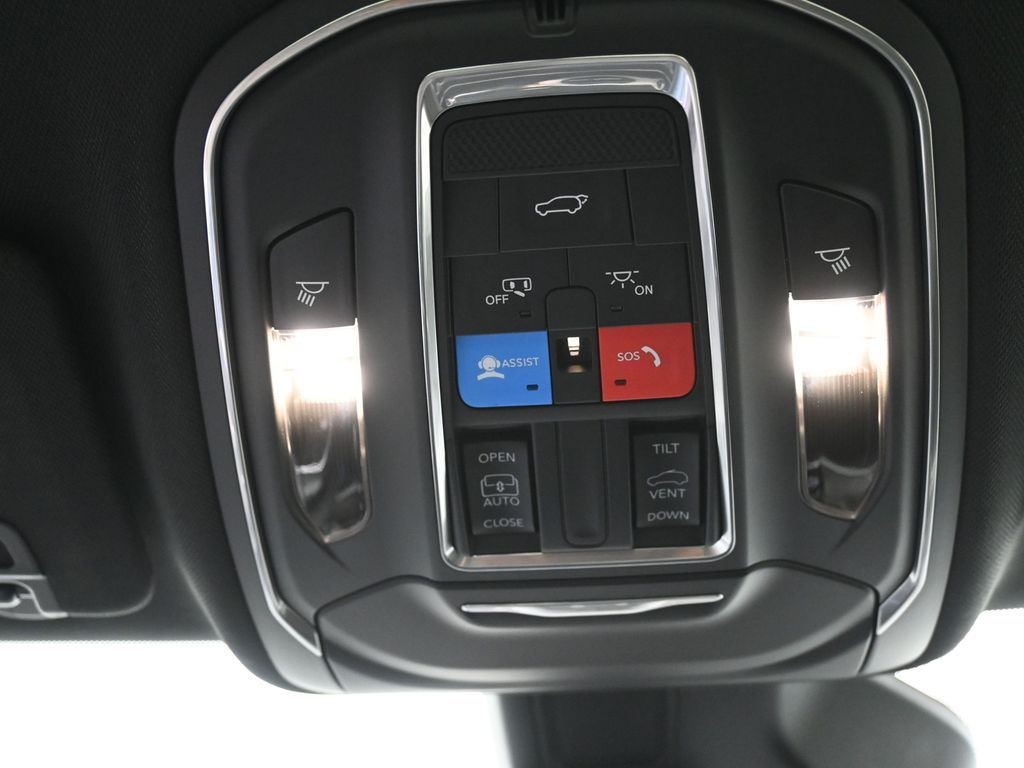Jeep Grand Cherokee Vehicle Full-screen Gallery Image 15