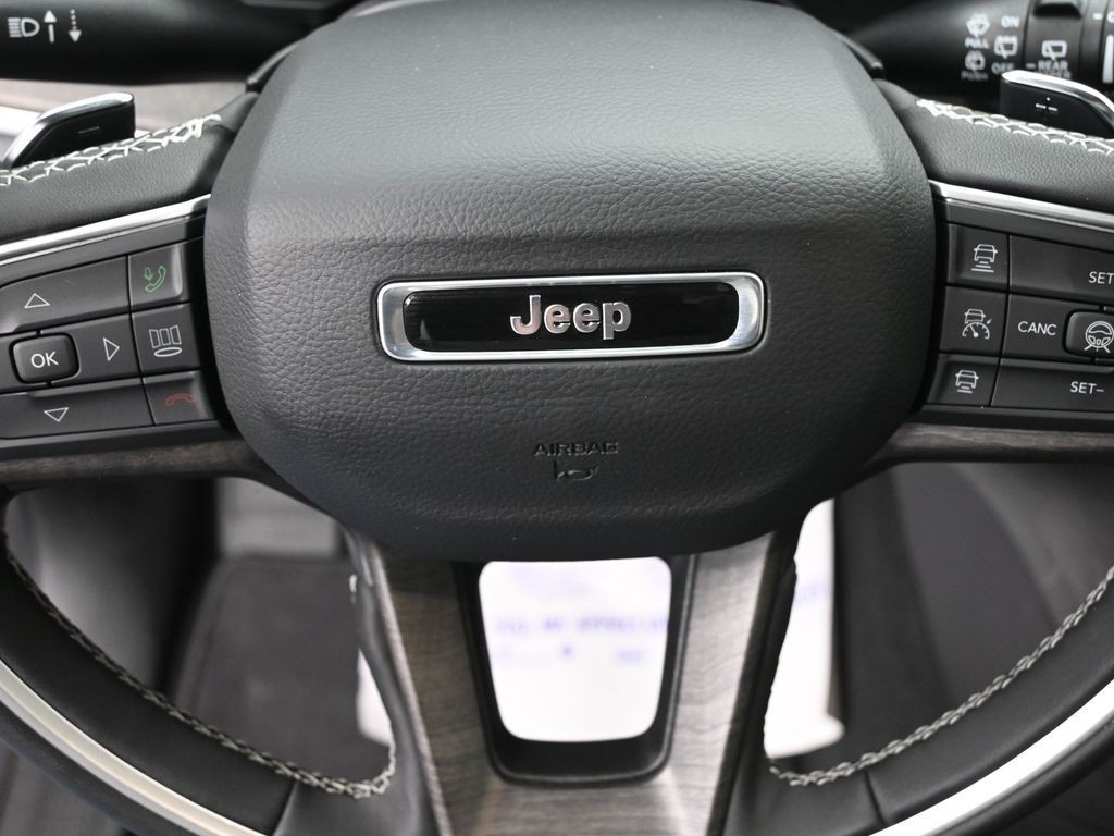 Jeep Grand Cherokee Vehicle Full-screen Gallery Image 16