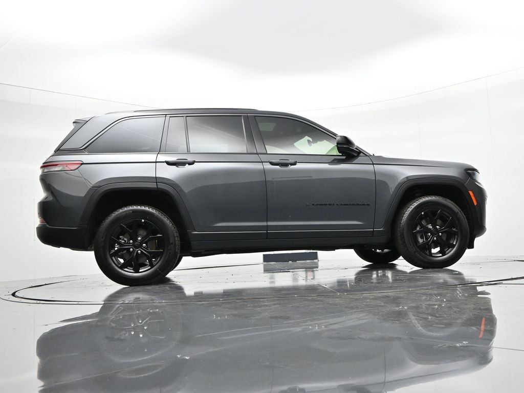 Jeep Grand Cherokee Vehicle Full-screen Gallery Image 32