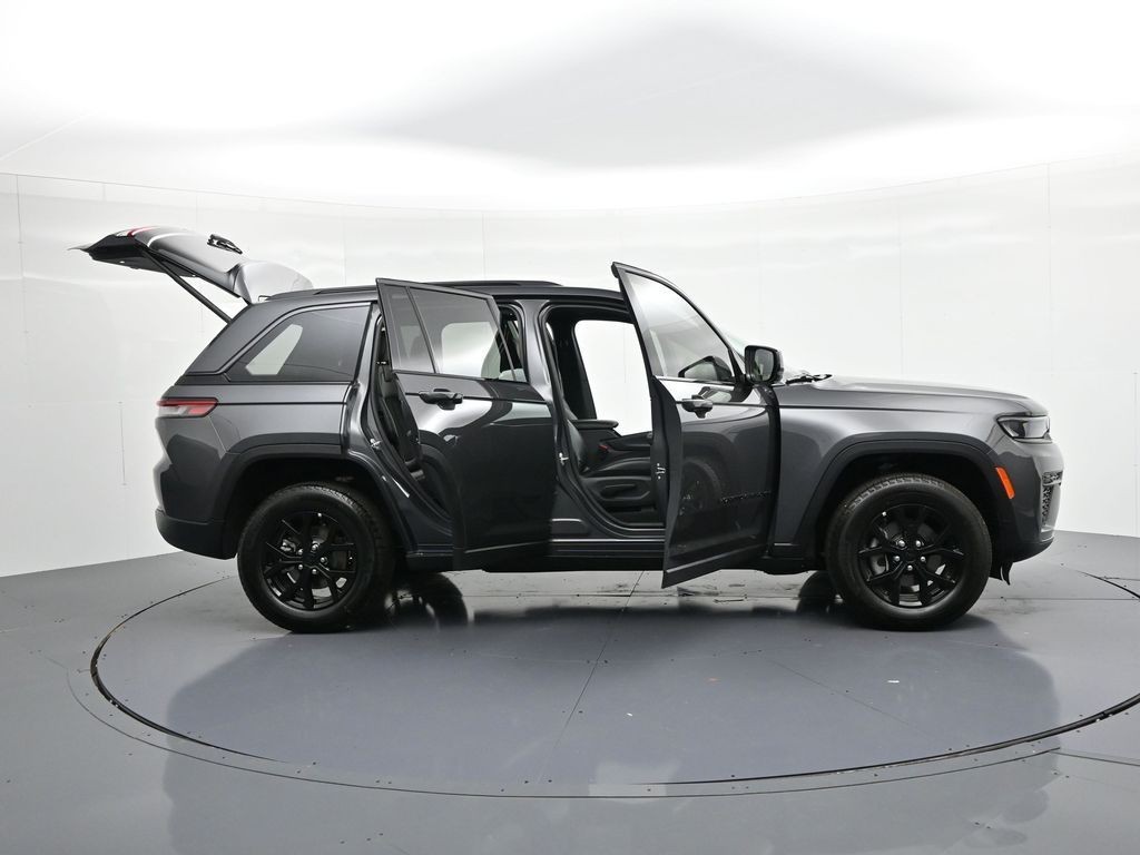 Jeep Grand Cherokee Vehicle Full-screen Gallery Image 33