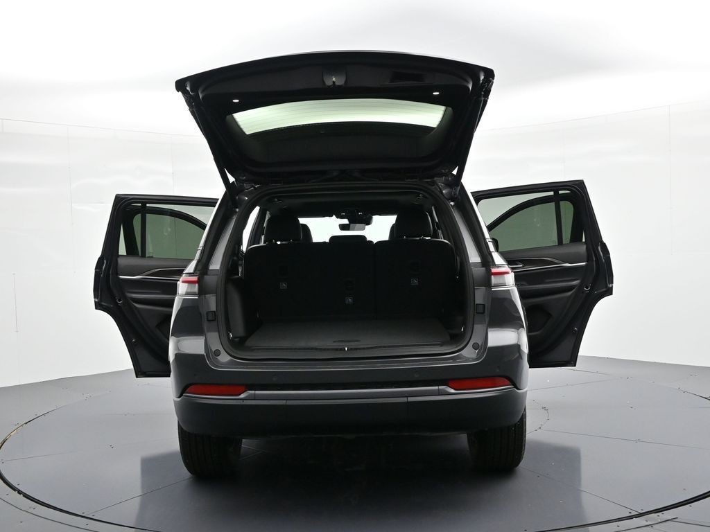 Jeep Grand Cherokee Vehicle Full-screen Gallery Image 36